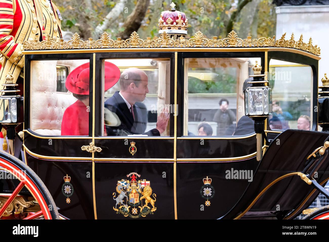 London, UK. 21st November, 2023. A carriage procession throught the Mall to Buckingham Palace follows a formal welcome in Horse Guards Parade on the first day of the State Visit of South Korean President Yoon Suk Yeol. Credit: Eleventh Hour Photography/Alamy Live News Stock Photo