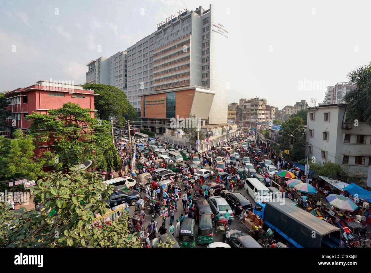 Dhaka, Bangladesh. 21st Nov, 2023. Numerous vehicles jam on a street in Dhaka, Bangladesh, November 21 2023. Lack of skilled drivers and traffic police, a faulty traffic signal systems and the huge amount of vehicles are regarded the main reason for traffic congestion which create daily sufferings for commuters. (Credit Image: © Suvra Kanti Das/ZUMA Press Wire) EDITORIAL USAGE ONLY! Not for Commercial USAGE! Credit: ZUMA Press, Inc./Alamy Live News Stock Photo