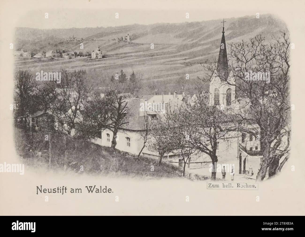 19th, Panorama of Neustift am Walde, with Neustifter church, picture postcard, Brüder Kohn KG (B. K. W. I.), manufacturer, date before 1905, cardboard, collotype, height×width 9×14 cm, Wienerwald, 19th district: Döbling, church (outside), view of the village, silhouette of the village, with people, Neustift am Walde, Neustifter church, The Vienna Collection Stock Photo