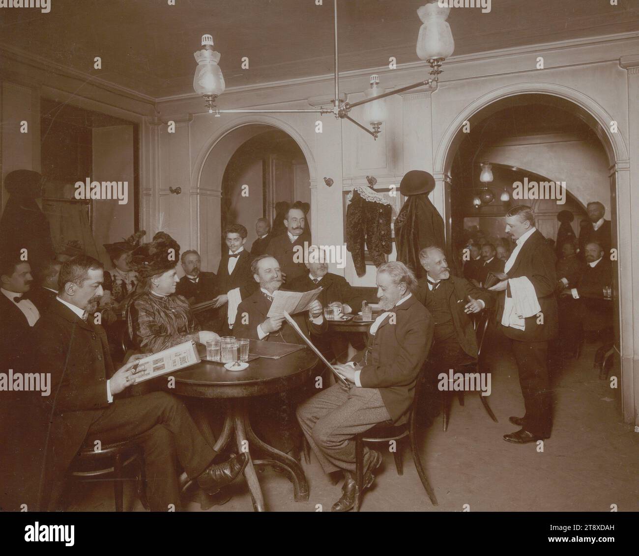 Interior view of the old Café Dobner, 6th, Linke Wienzeile 2, Getreidemarkt 1 (coffee house guests, newspaper readers, waiter, waiters), Photographic Art Salon 'Moderne'. Special studio for artificial light interior photography, photo studio, 1909, paper, photography, height×width 19×26 cm, Cafés, Hotel and Restaurant Industry, 6th District: Mariahilf, inn, coffee-house, public house, etc., waiter, waitress, man, woman, newspaper, news-sheet, head-gear, The Vienna Collection Stock Photo