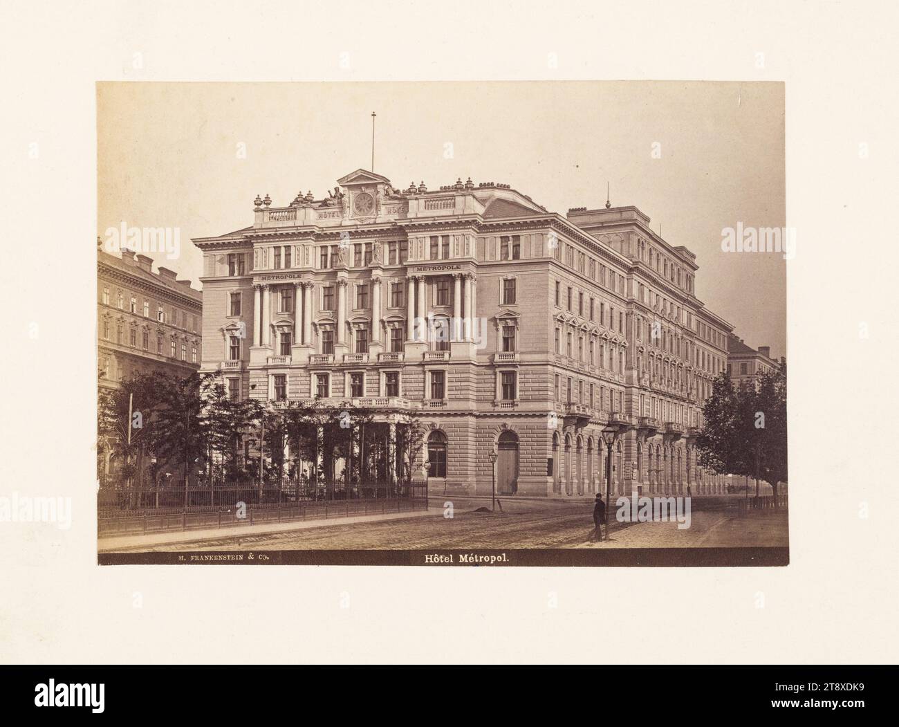 1st, Morzinplatz 4 - Hotel Métropole - view from Franz-Josefs-Kai, Michael Frankenstein & Comp. (1843-1918), photo studio, Date around 1880, supporting cardboard, albumen paper, image size 10×14, 2 cm, supporting cardboard 15×20, 2 cm, Hotel and Restaurant Industry, Vanished Sites and Structures, Architecture, 1st District: Inner city, street lighting, trees, hotel, hostelry, inn, Hotel Métropol, Morzin square, The Vienna Collection Stock Photo