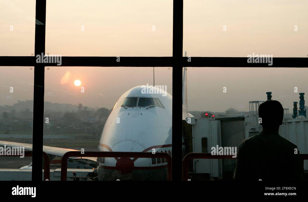 Indien, Mumbai, Maharashtra, Flughafen, 6. Dezember 2006. Sonnenaufgang. *** India, Mumbai, Maharashtra, Airport, December 6, 2006 Sunrise Credit: Imago/Alamy Live News Stock Photo