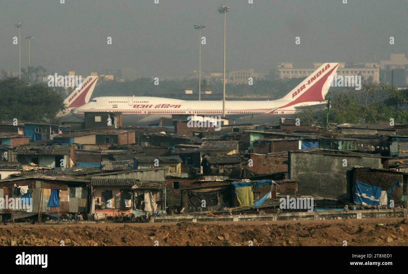 Indien, Mumbai, Maharashtra, Flughafen, 6. Dezember 2006. Boeing 747, Slums. *** India, Mumbai, Maharashtra, Airport, December 6, 2006 Boeing 747, Slums Credit: Imago/Alamy Live News Stock Photo