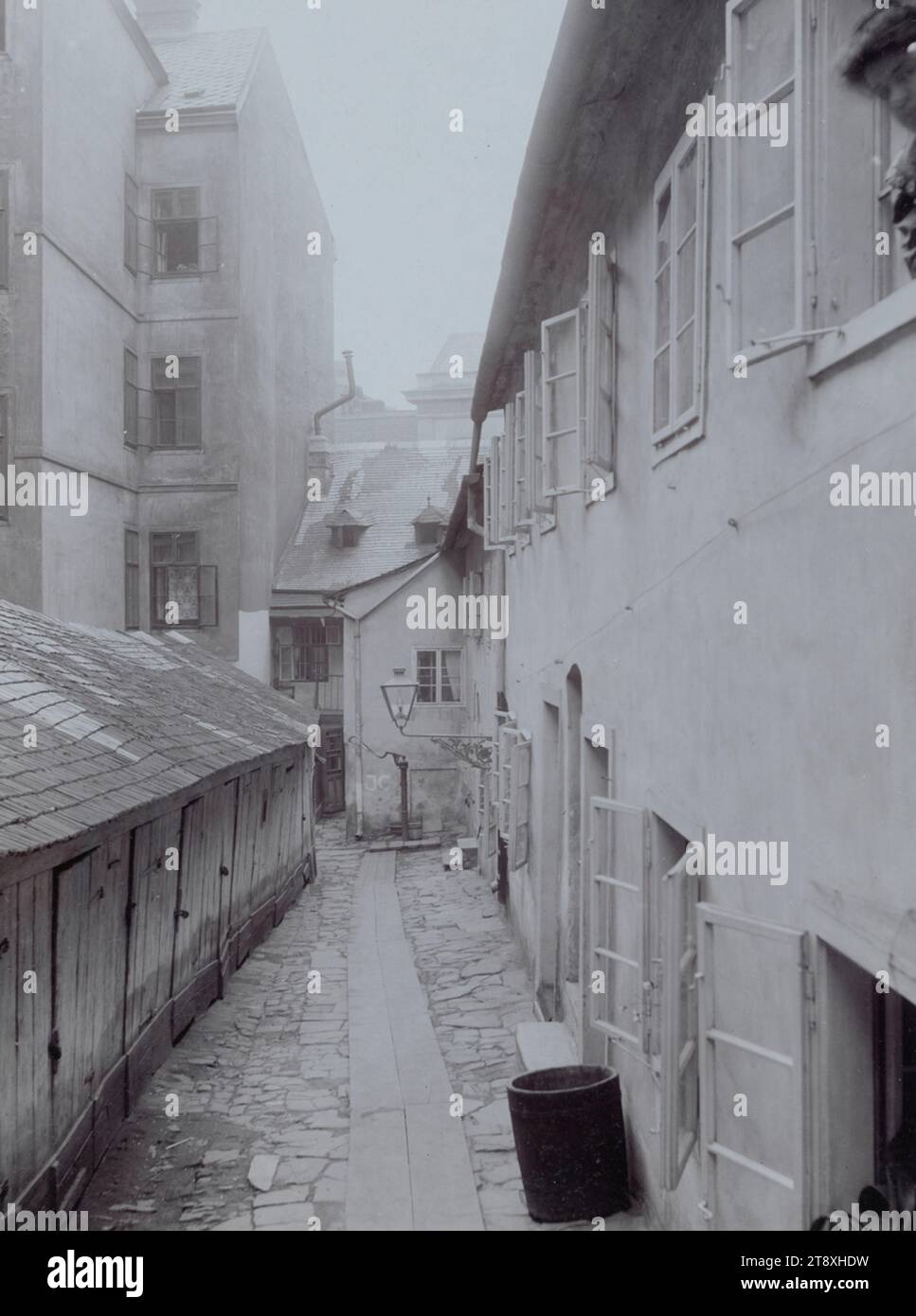 8, Lerchenfelder Straße 60, August Stauda (1861-1928), photographer, dated around 1900, backing board, albumen paper, backing board 42×32 cm, image size 27.5×20.8 cm, architecture, Vanished places and buildings, 8th district: Josefstadt, facade of the inner courtyard, The Vienna Collection Stock Photo