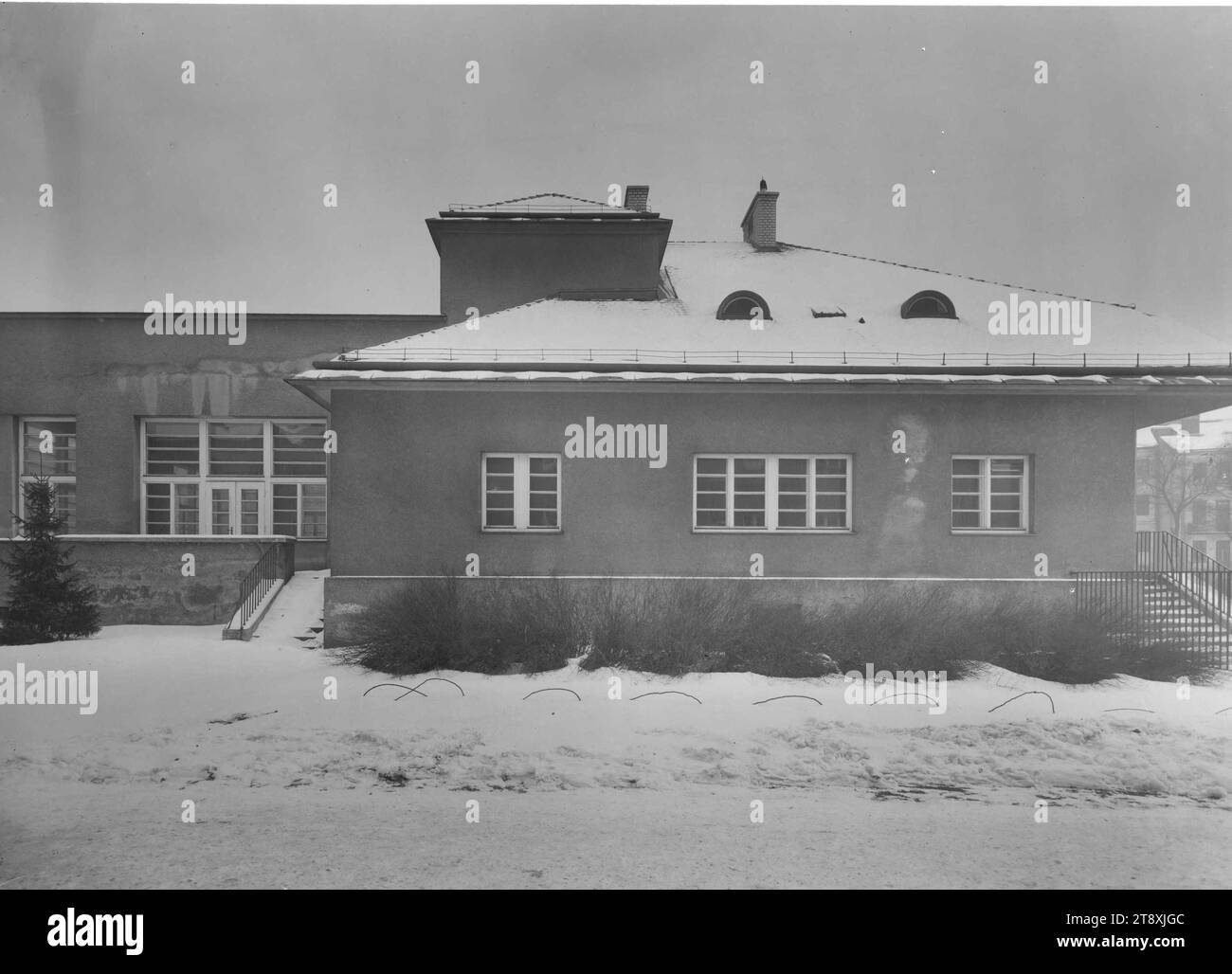 Schimon-Hof', 14th, Penzinger Straße 150-166, central building, side view, Martin Gerlach jun. (1879-1944), photographer, Michael Rosenauer (1884-1971), architect, date circa 1940-1944, glass, negative, height 17.9 cm, width 23.9 cm, architecture, Red Vienna, municipal building, municipal apartments, 14th district: Penzing, low-rise building, residential building, The Vienna Collection Stock Photo