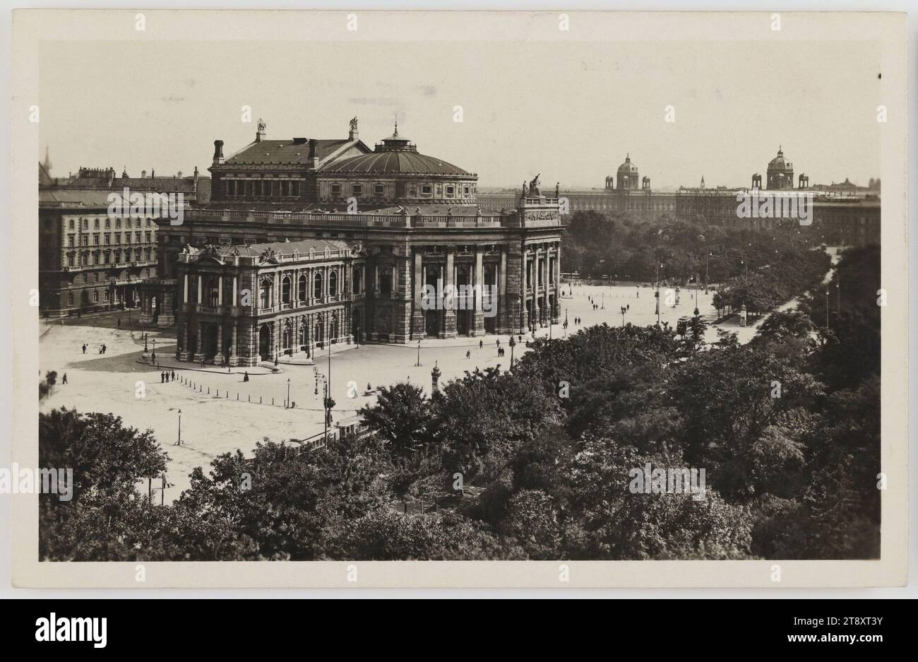 Vienna I., Burgtheater, Postkarten-Industrie AG, Vienna (POSTIAG), Producer, 1927, paperboard, gelatin silver paper, Inscription, FROM, Vienna, TO, Graz, ADDRESS, Graz Körösistr. 72, MESSAGE, Dear Mom! Did you receive the letter? In the meantime I have received the letters, but there is nothing. Now I will wait and only then will I see what is going on. Yours sincerely, Charly, Ringstraße, Theatre, Attractions, Media and Communication, Postcards with transliteration, 1st District: Innere Stadt, theatre (building), Burgtheater, handwriting, written text, Universitätsring Stock Photo