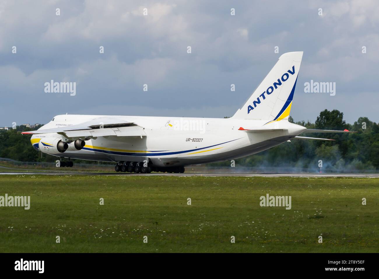 Antonov an 124 military cargo plane hi-res stock photography Antonov an 124 military cargo plane hi-res stock photography