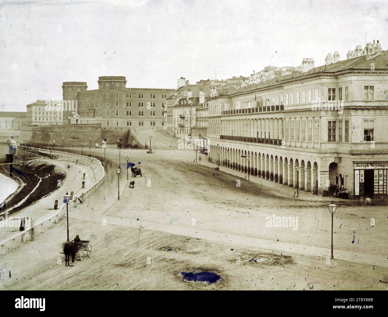 1st, Franz-Josefs-Kai (formerly Rotenturmbastei), k. k. Hof- und Staatsdruckerei Wien (1804-1918), photographer, 1858, salted paper print, image size 39.1×52.3 cm, inscription, photograph: RS: re. o.: 13x28 (pencil), Danube, Danube Canal, 1st district: inner city, quay, barracks, residential house with store, ordinary residential house or row of houses, four-wheeled vehicle pulled by animals, e.g.: Droschke, carriage, bus, Franz-Josefs-Kai, The Vienna Collection Stock Photo