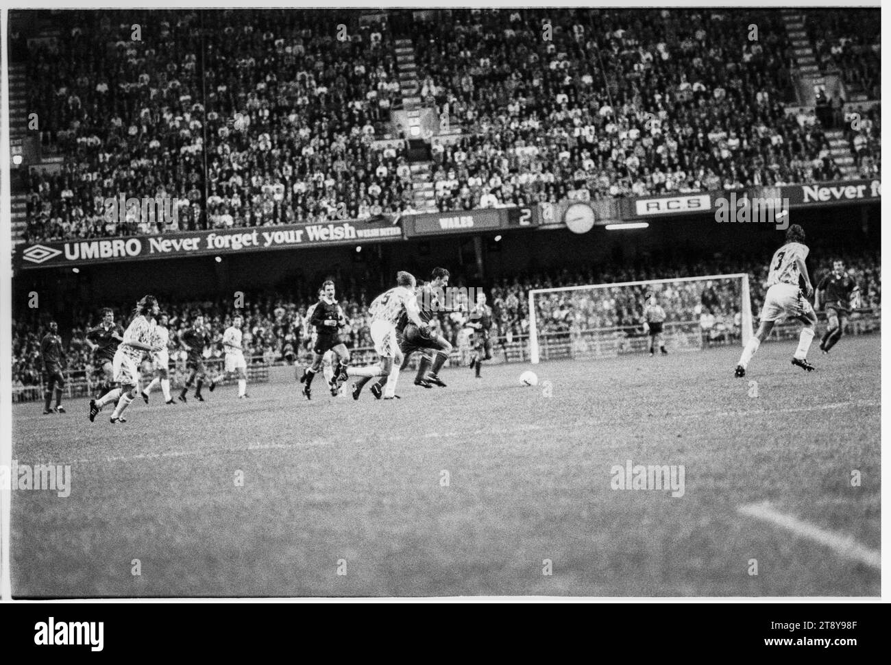 Ian Rush dribbles across the field as the board shows that Wales lead 2-1 in the second half. FIFA World Cup 1994 Group 4 Qualification – Wales v RCS (Czechoslovakia AKA Representation of Czechs and Slovaks) at Cardiff Arms Park, Wales, UK on 8 September 1993. A win for Wales in this game would almost guarantee qualification with 2 group matches remaining. They led 2-1 but conceded a late free kick goal from Peter Dubovský and the match ended 2-2. Photo: Rob Watkins Stock Photo