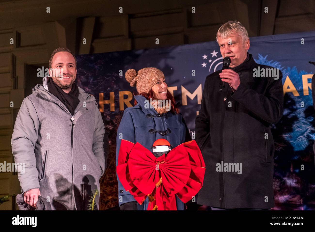 Leipzig, 21. November 2023 Eine märchenhafte Premiere erstrahlte heute Abend im Agra Park in Markkleeberg: Der Christmas Garden öffnete erstmals seine Tore in Leipzig und tauchte die Besucher in eine bezaubernde Welt aus Licht und Musik. Die offizielle Eröffnung fand am 21. November 2023 um 19 Uhr statt und wurde trotz leichtem Nieselregen zu einem unvergesslichen Ereignis. Die MDR Moderatoren Michaela Koschak, Mario D. Richardt, Karsten Schütze dem Bürgermeister von Markkleeberg, sowie dem Geschäftsführer des Christmas Gardens, Christoph Stein eröffneten die Veranstaltung Der Agra Park wurde Stock Photo