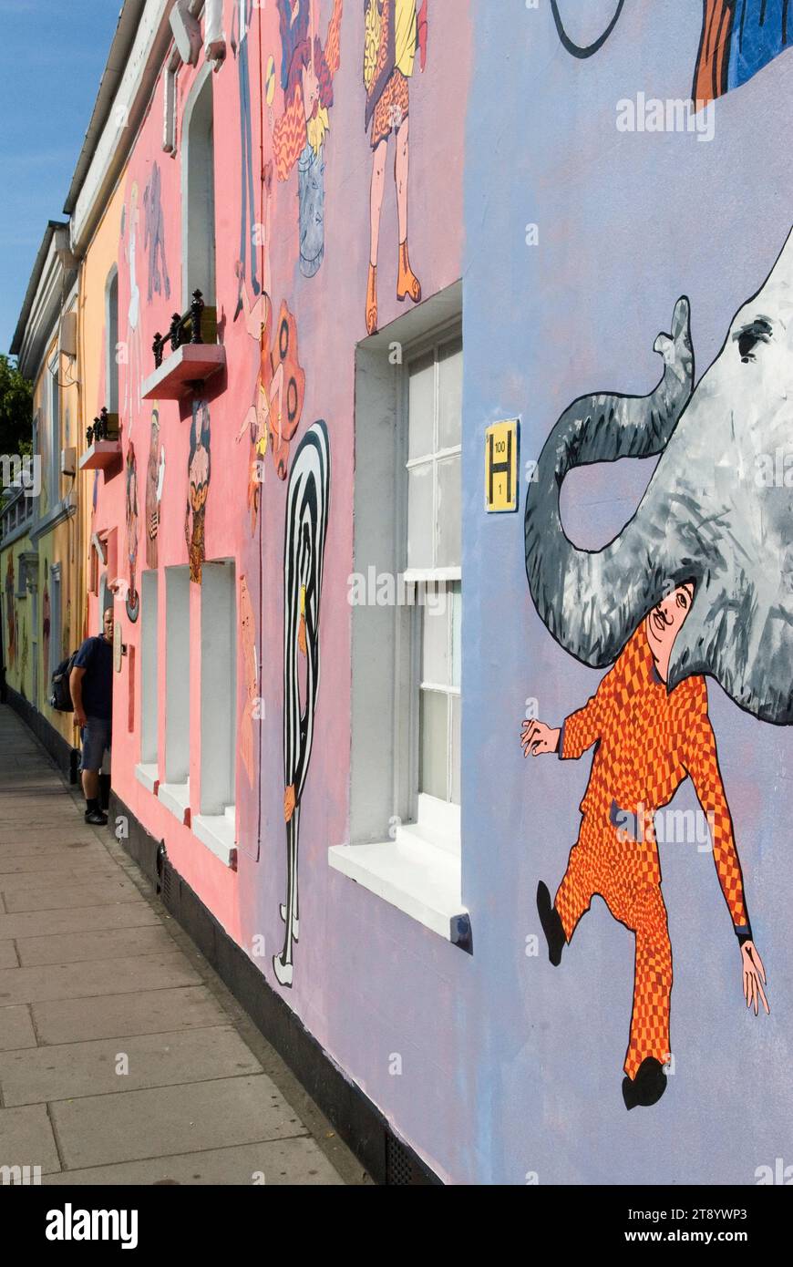 Tony Common artist, painted the Chelsea Arts Club, the redecoration of their building in Old Church Street in preparation for the annual summer ball. Chelsea, London, England 24th June 2010. 2010s HOMER SYKES Stock Photo