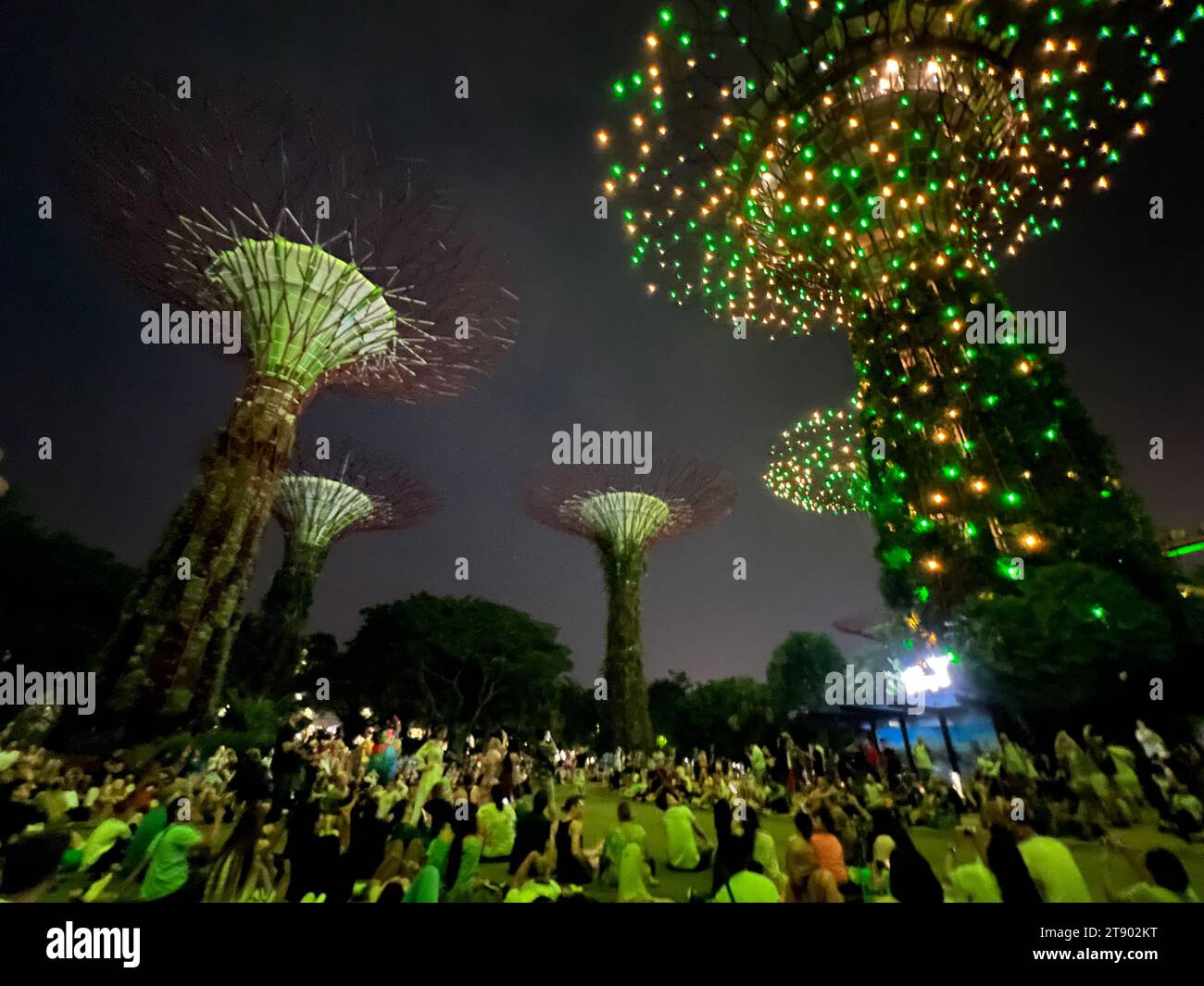 Singapur, Singapore. 02nd Oct, 2023. The Supertrees in the Gardens by