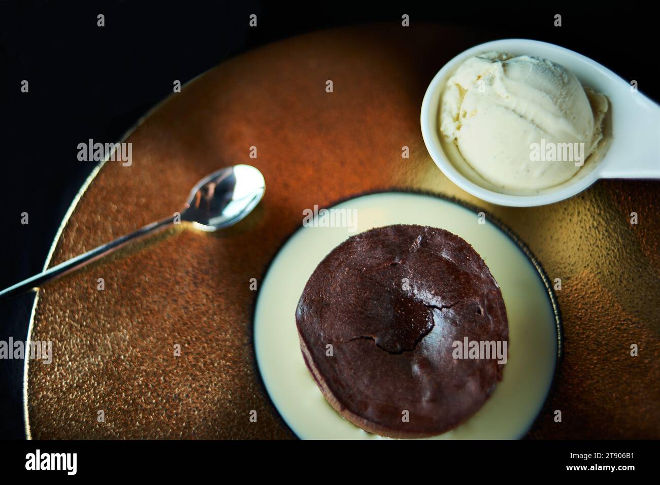 Gold ice cream black background hi-res stock photography and images - Alamy