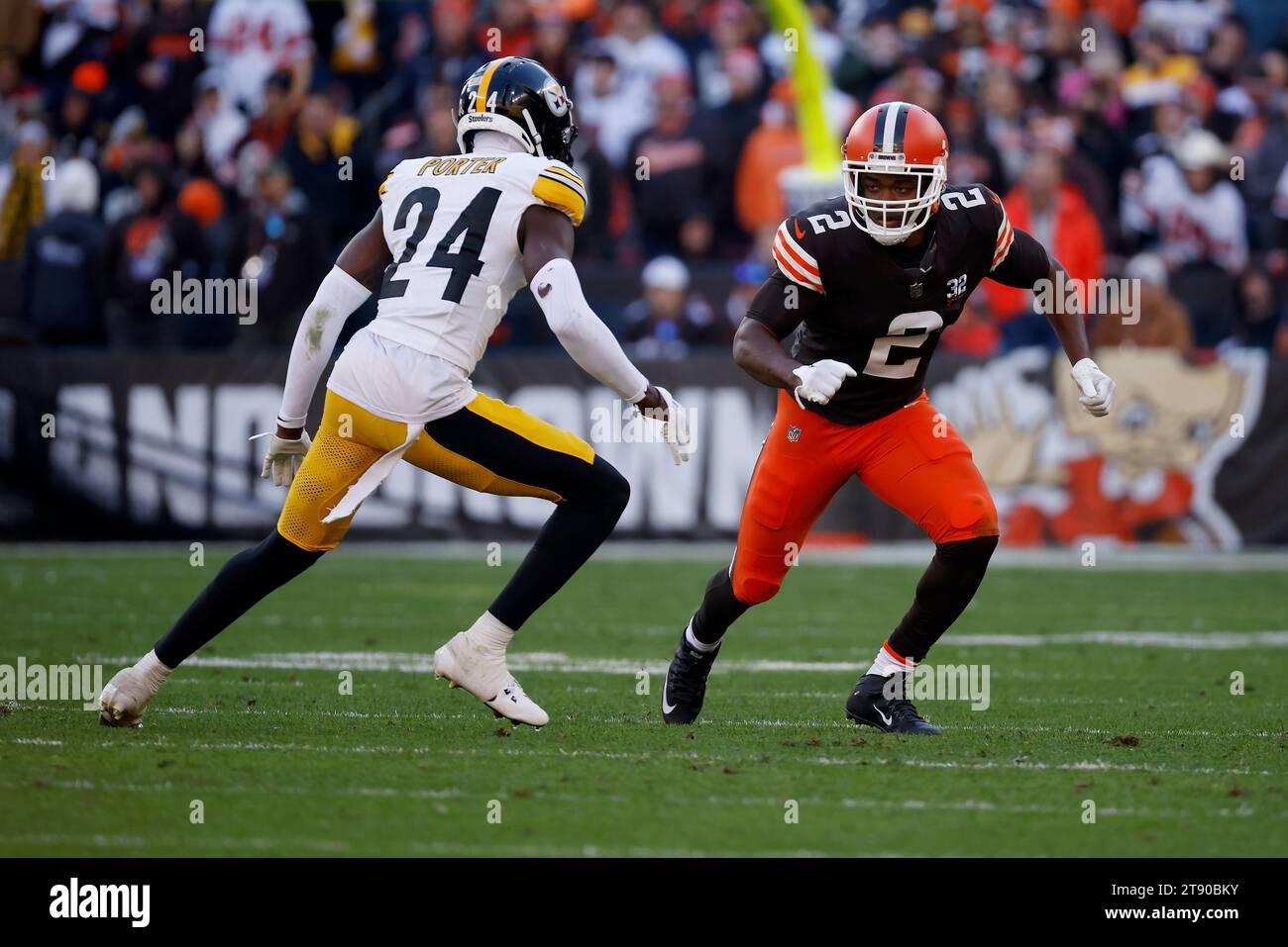 Cleveland Browns wide receiver Amari Cooper (2) is defended by ...