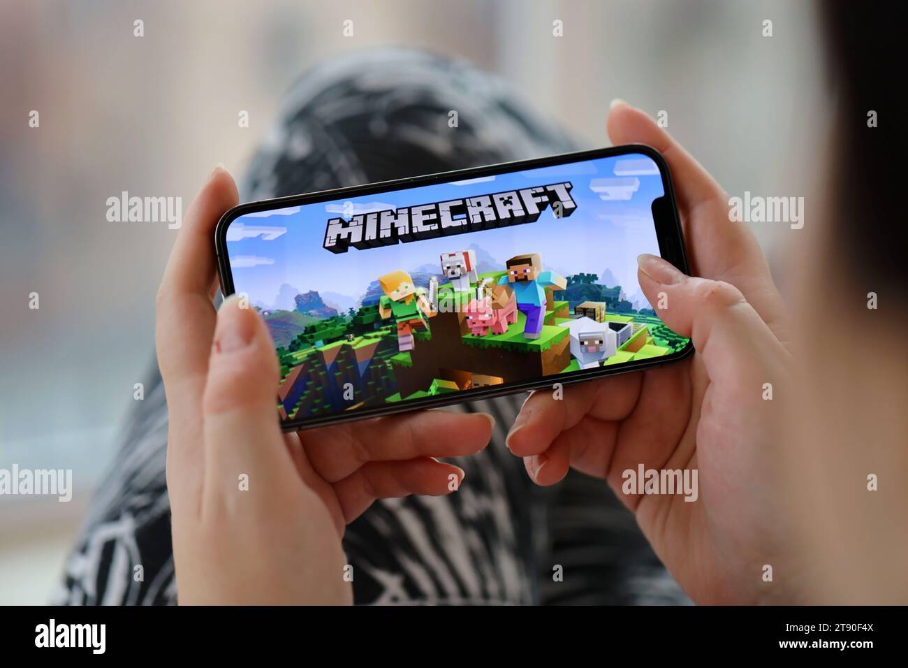 LOS ANGELES, CALIFÓRNIA - 3 DE JUNHO DE 2019: Homem De Encontro Que Guarda  Um Smartphone E O Jogo Do Jogo De Minecraft Na Tela Do Foto Editorial -  Imagem de eletrônico, povos: 149824476