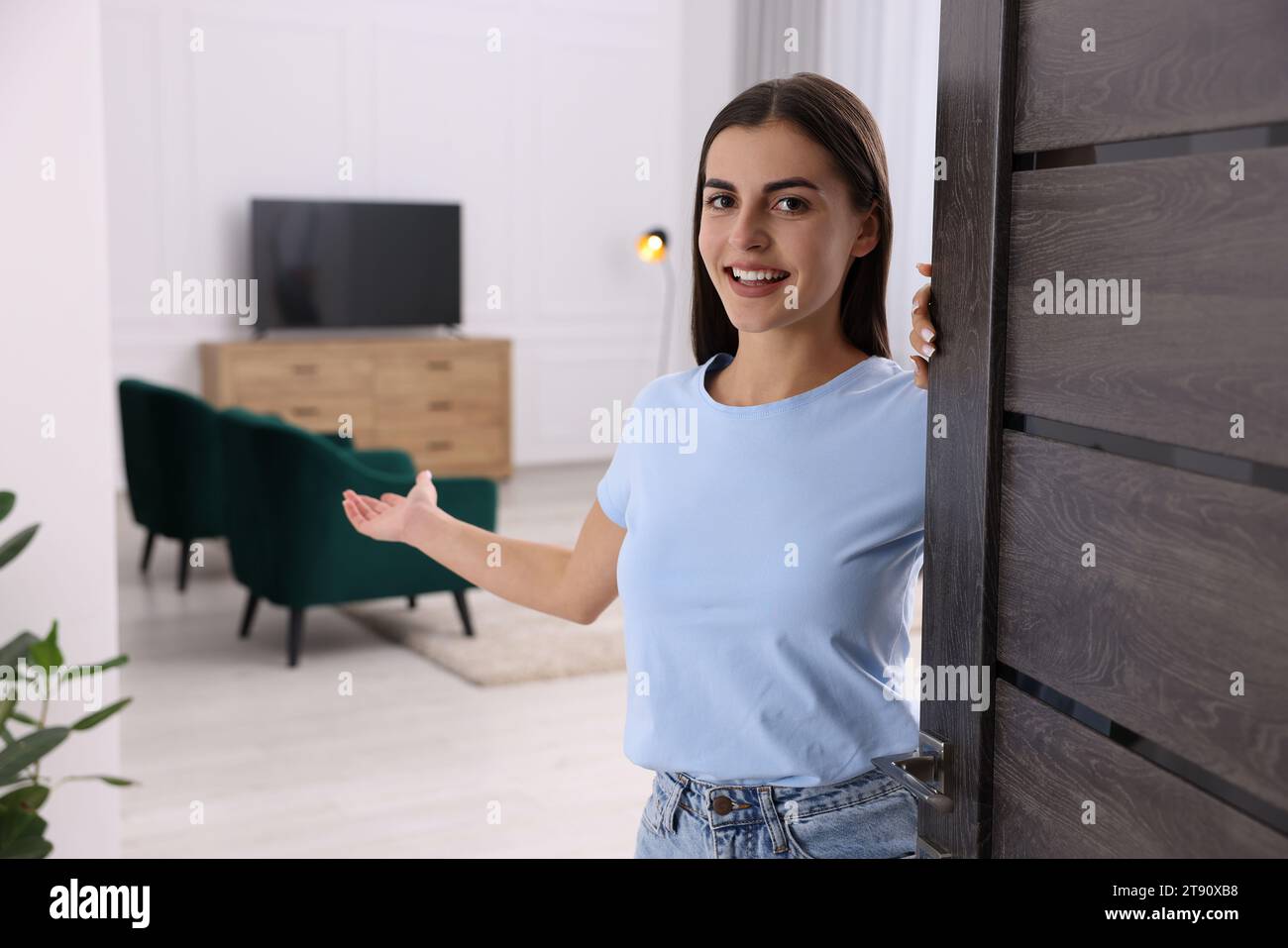 Woman welcoming at door hi-res stock photography and images - Alamy