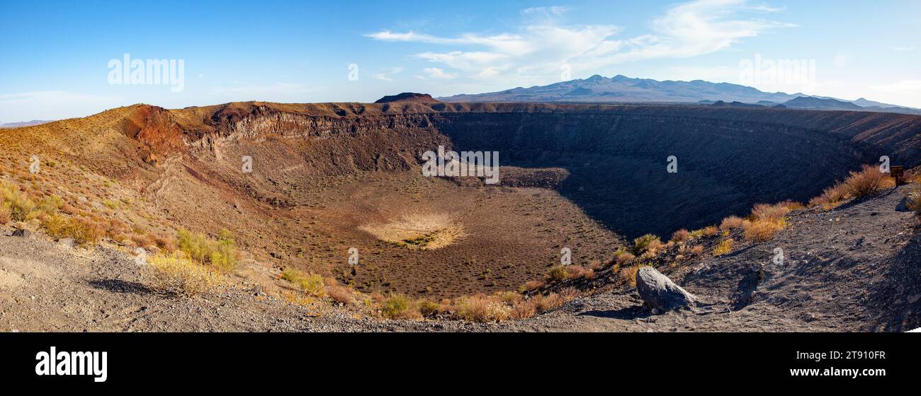 View of the El Elegante crater from the edge. Volcanic crater in the Gran Desierto de Altar in the Sonoran Desert. Stock Photo