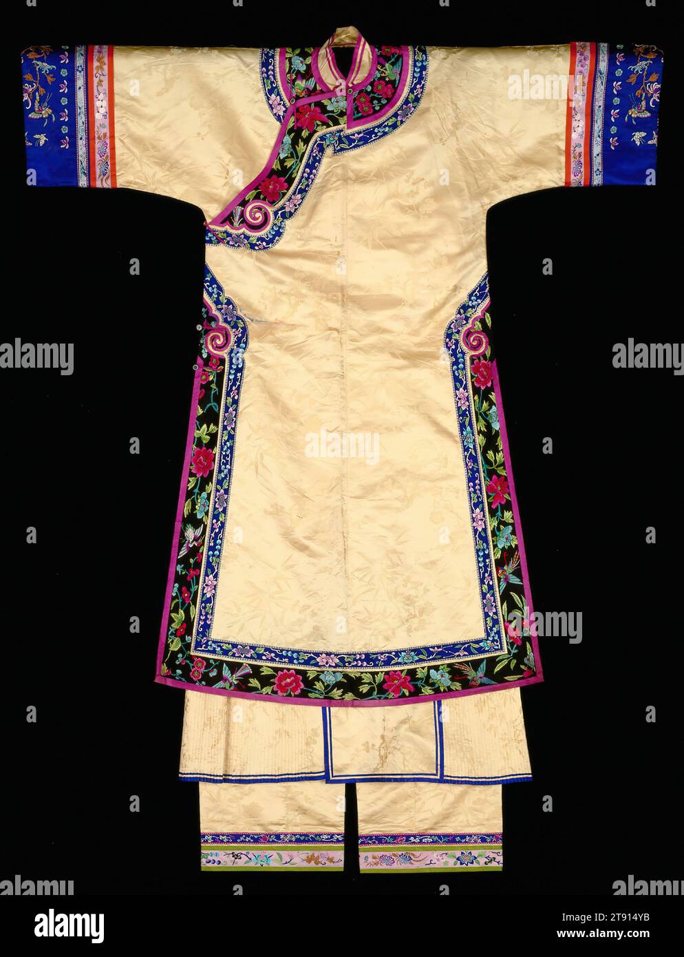 Woman's Non-official Informal Matching Outfit, 20th century, 57 3/4 x 54 7/8 in. (146.7 x 139.4 cm) (robe), Silk damask, satin, silk ribbon, China, 20th century Stock Photo
