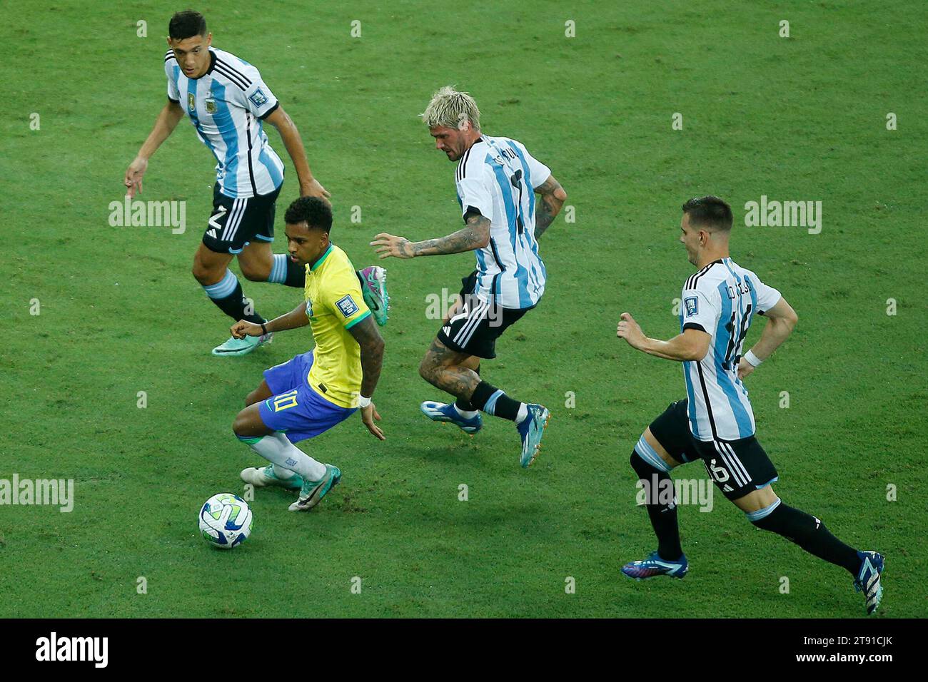 Rio de Janeiro, Brazil. 21st Nov, 2023. Rodrygo of Brazil battles for possession ball with Rodrigo De Paul, Nahuel Molina, Giovani Lo Celso of Argentina, during the match between Brazil and Argentina for the 4st leg of FIFA 2026 Qualifiers, at Maracana Stadium, in Rio de Janeiro, Brazil on November1. Photo: Satiro Sodré/DiaEsportivo/Alamy Live News Credit: DiaEsportivo/Alamy Live News Stock Photo