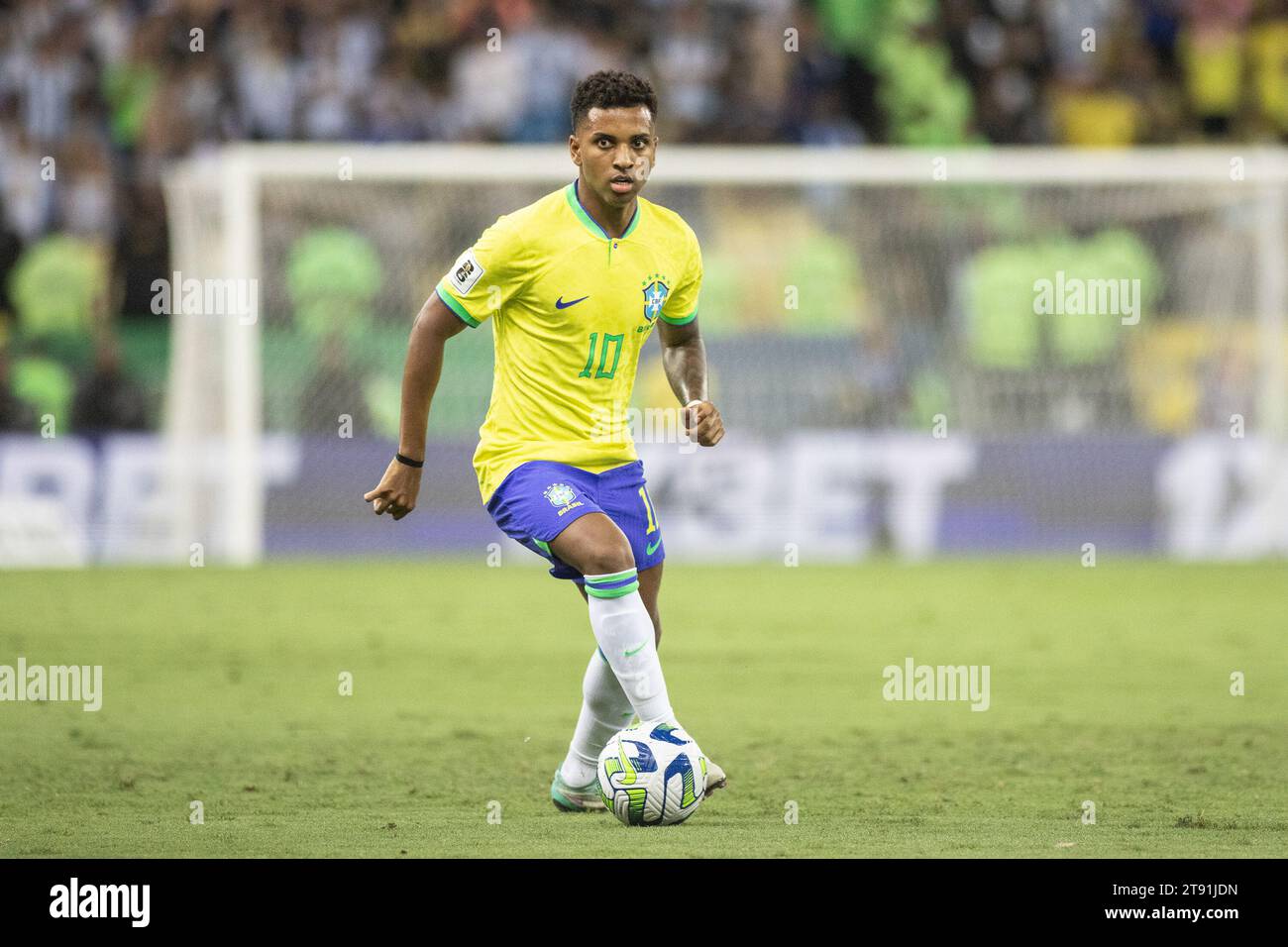 Rio De Janeiro, Brazil. 21st Nov, 2023. RIO DE JANEIRO, BRAZIL - NOVEMBER 21: Rodrygo of Brazil controls the ball during a match between Brazil and Argentina as part of 2026 FIFA World Cup South American Qualification at Maracana Stadium on November 21, 2023 in Rio de Janeiro, Brazil. (Photo by Wanderson Oliveira/PxImages) Credit: Px Images/Alamy Live News Stock Photo