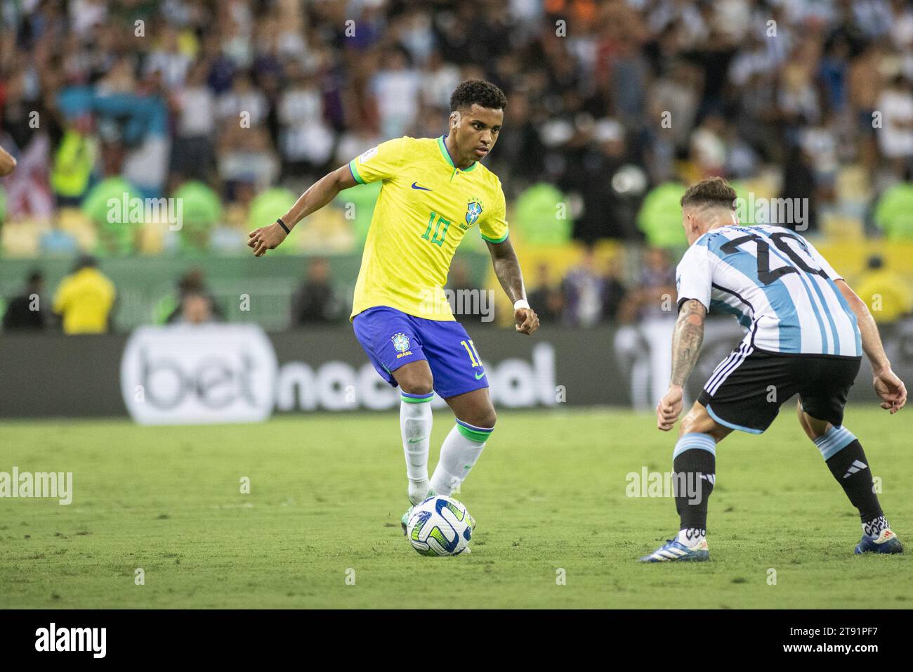 November 21, 2023, Rio de Janeiro, Rio de Janeiro, Brazil, Brazil: Rodrygo of Brazil controls the ball during a match between Brazil and Argentina as part of 2026 FIFA World Cup South American Qualification at Maracana Stadium on November 21, 2023 in Rio de Janeiro, Brazil. (Photo by Wanderson Oliveira/PxImages) (Credit Image: © Wanderson Oliveira/PX Imagens via ZUMA Press Wire) EDITORIAL USAGE ONLY! Not for Commercial USAGE! Credit: ZUMA Press, Inc./Alamy Live News Stock Photo