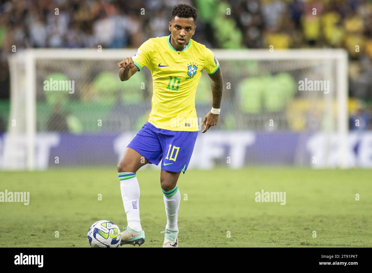 November 21, 2023, Rio de Janeiro, Rio de Janeiro, Brazil, Brazil: Rodrygo of Brazil controls the ball during a match between Brazil and Argentina as part of 2026 FIFA World Cup South American Qualification at Maracana Stadium on November 21, 2023 in Rio de Janeiro, Brazil. (Photo by Wanderson Oliveira/PxImages) (Credit Image: © Wanderson Oliveira/PX Imagens via ZUMA Press Wire) EDITORIAL USAGE ONLY! Not for Commercial USAGE! Credit: ZUMA Press, Inc./Alamy Live News Stock Photo