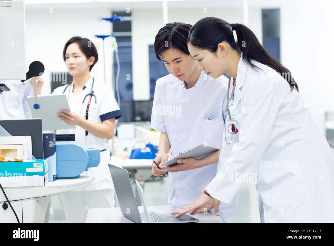 Nurses Working Together Computer Medical team working computer hi-res stock photography and images - Alamy