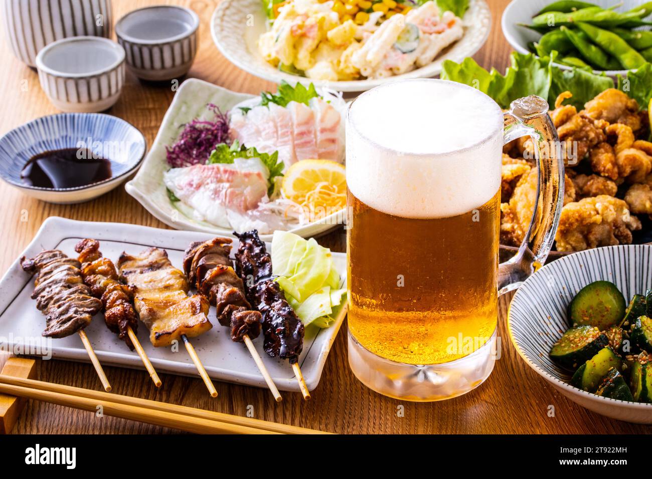 Izakaya draft beer and food Stock Photo Alamy