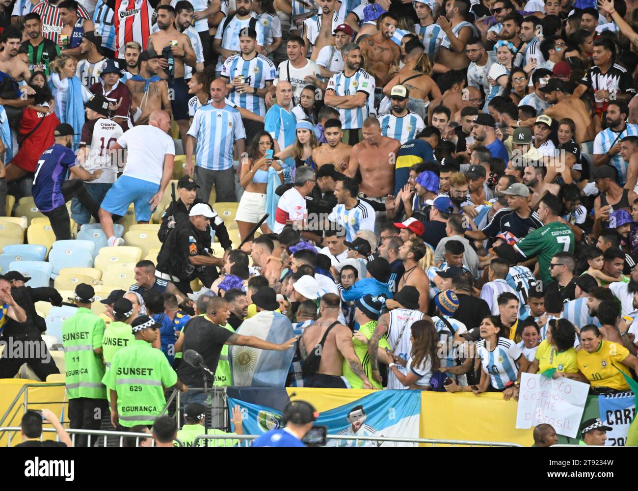 Rio de Janeiro-Brazil, November 21, 2023, supporters of the Brazilian football team fight with supporters of the Argentine national team, during the match between the teams at the Maracanã stadium. Police fight with fans Credit: Andre Paes/Alamy Live News Stock Photo