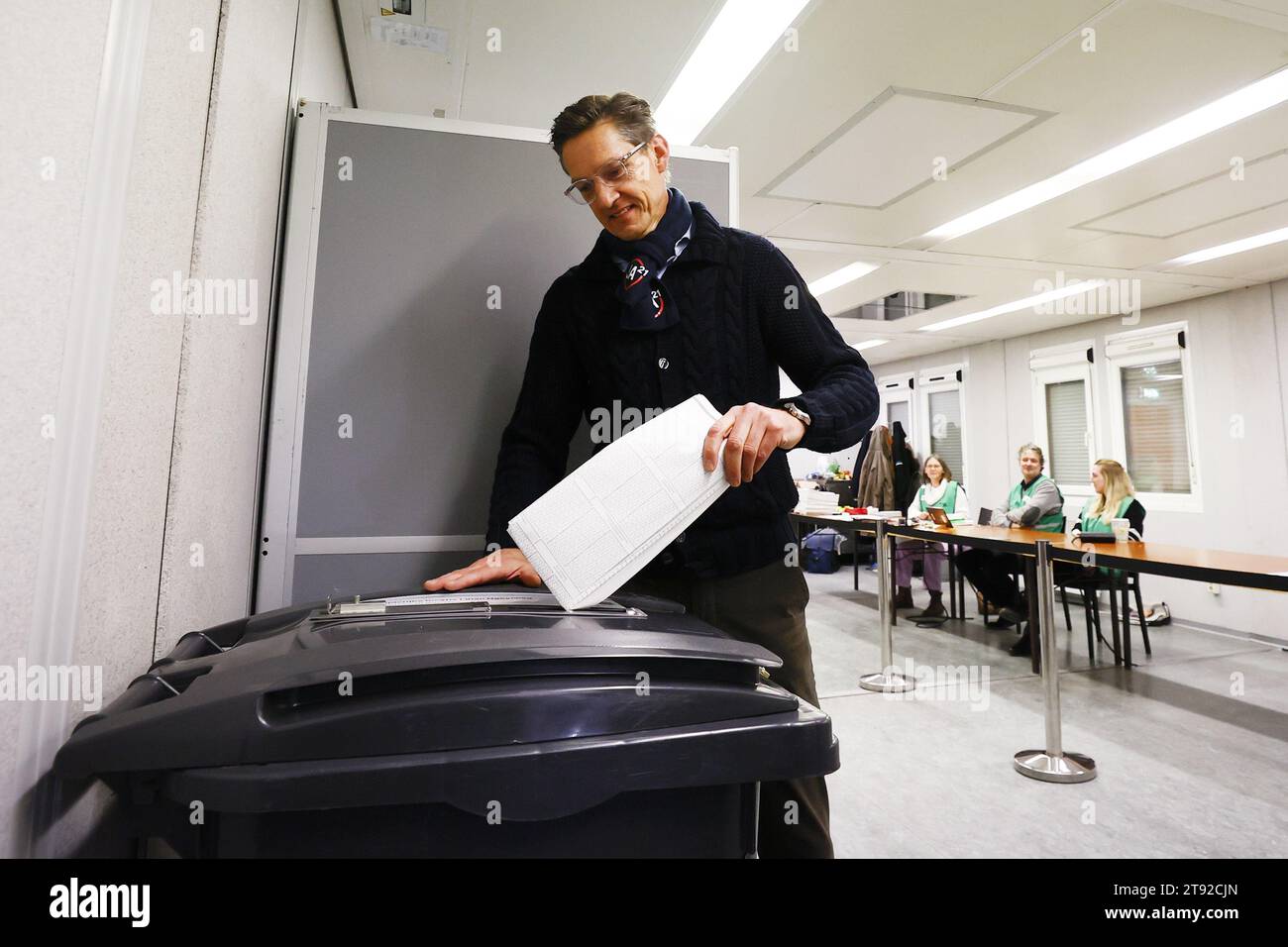 JA21 party leader Joost Eerdmans casts his vote for the House of