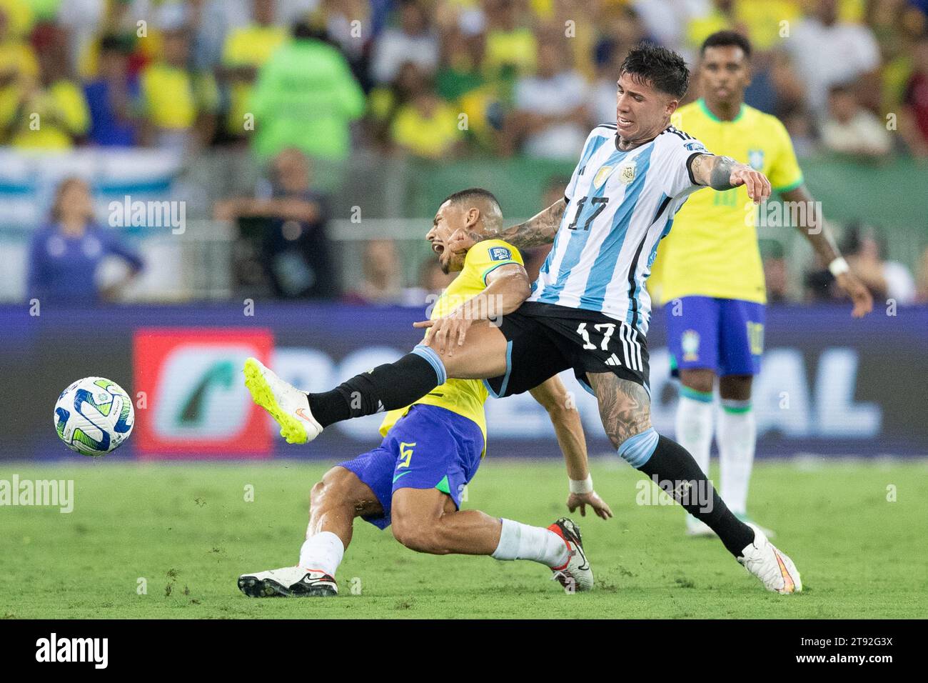 Rio De Janeiro, Brazil. 21st Nov, 2023. Andre (L) of Brazil vies for the ball against Enzo Fernandez of Argentina during the 2026 World Cup qualifier match between Brazil and Argentina at the Maracana stadium in Rio de Janeiro, Brazil, on Nov. 21, 2023. Credit: Wang Tiancong/Xinhua/Alamy Live News Stock Photo