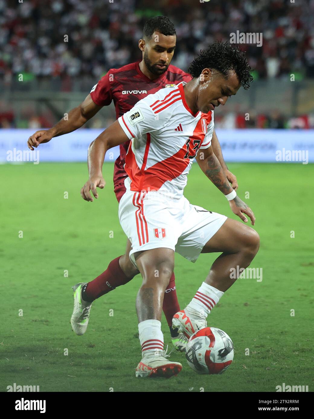 Lima, Peru. 21st Nov, 2023. Renato Tapia of Peru and Cristian Casseres of Venezuela during the FIFA 2024 World Cup qualifying round match between Peru and Venezuela played at Nacional de Lima Stadium on November 21 in Lima, Peru. (Photo by Miguel Marrufo/PRESSINPHOTO) Credit: PRESSINPHOTO SPORTS AGENCY/Alamy Live News Stock Photo