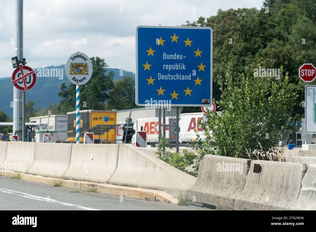 Austria-Germany motorway border crossing in Walserberg, Austria and Bad Reichenhall, Germany © Wojciech Strozyk / Alamy Stock Photo Stock Photo