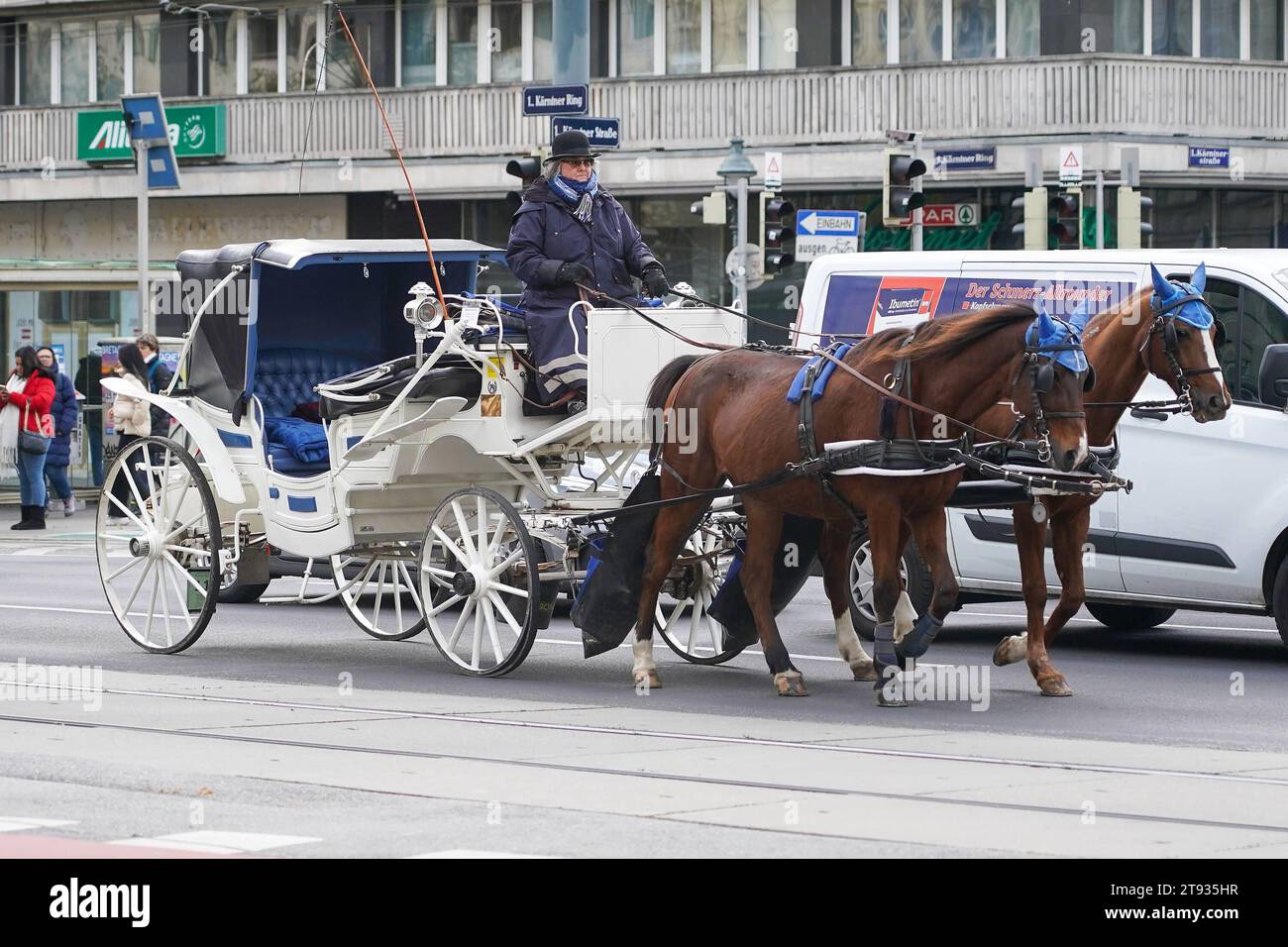 Kutschen an der Wiener Staatsoper - Wien 21.11.2023: Wien *** Carriages at the Vienna State Opera Vienna 21 11 2023 Vienna Stock Photo