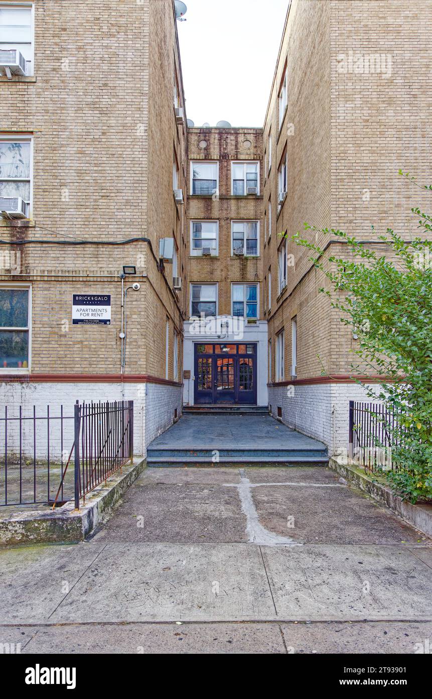 1120 Bergen Street, in the Crown Heights North Historic District, is an Emery Roth-designed brick-and-limestone apartment house built in 1925. Stock Photo