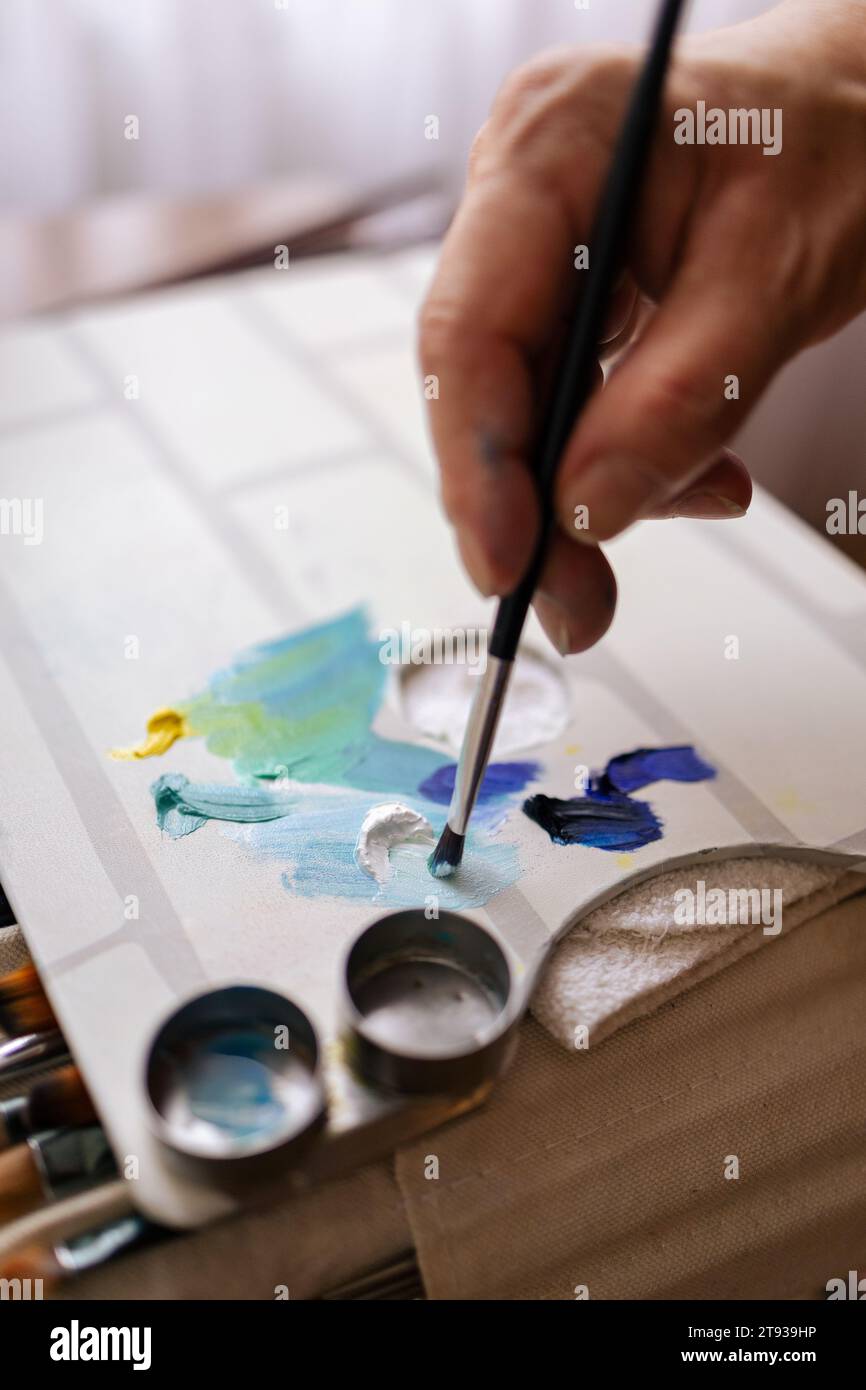 Hand picking up paint brush hi-res stock photography and images - Alamy
