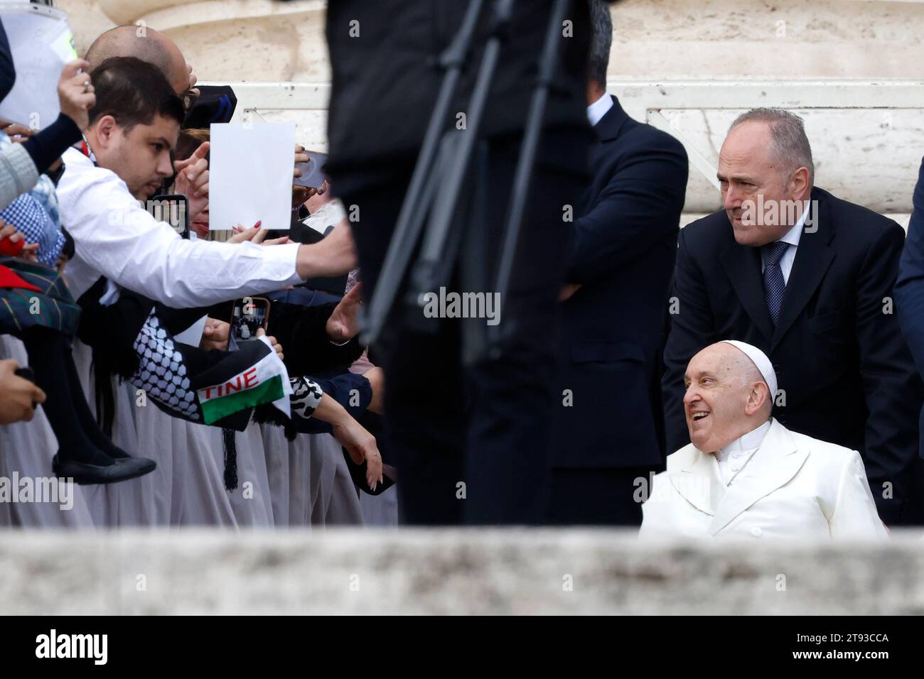 Vatican City, Vatican City. 22nd Nov, 2023. Pope Francis greets Palestinian families at the end of his weekly general audience in St. PeterÕs Square at the Vatican, November 22, 2023. Pope Francis held separate meetings with relatives of Israeli hostages in Gaza and Palestinian prisoners in Israel before his weekly general audience Credit: Riccardo De Luca - Update Images/Alamy Live News Stock Photo