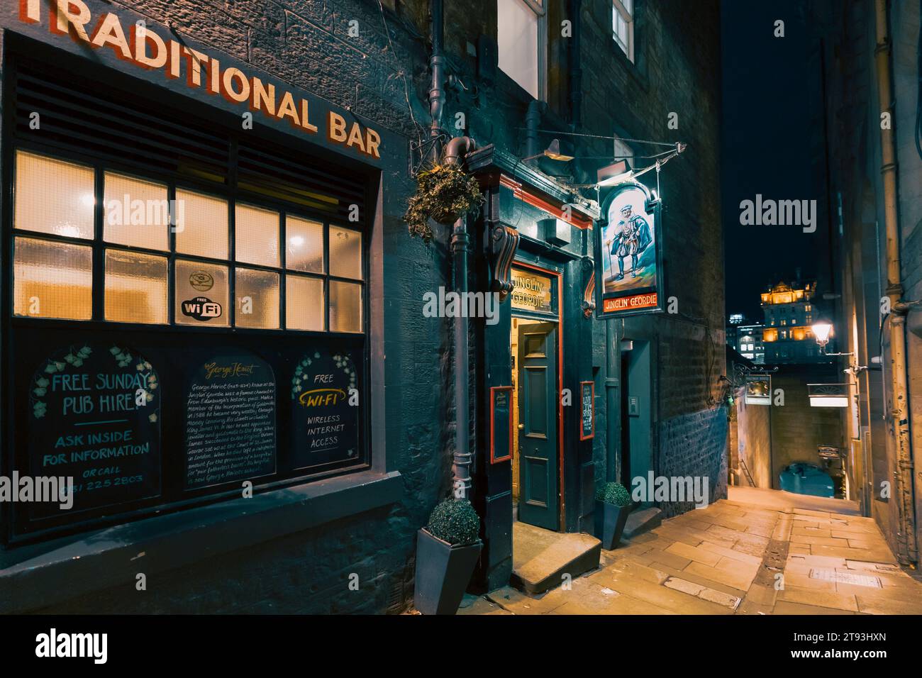 Exterior of Jinglin’ Geordie bar on Fleshmarket Close alley in Edinburgh Old Town, Scotland, UK Stock Photo