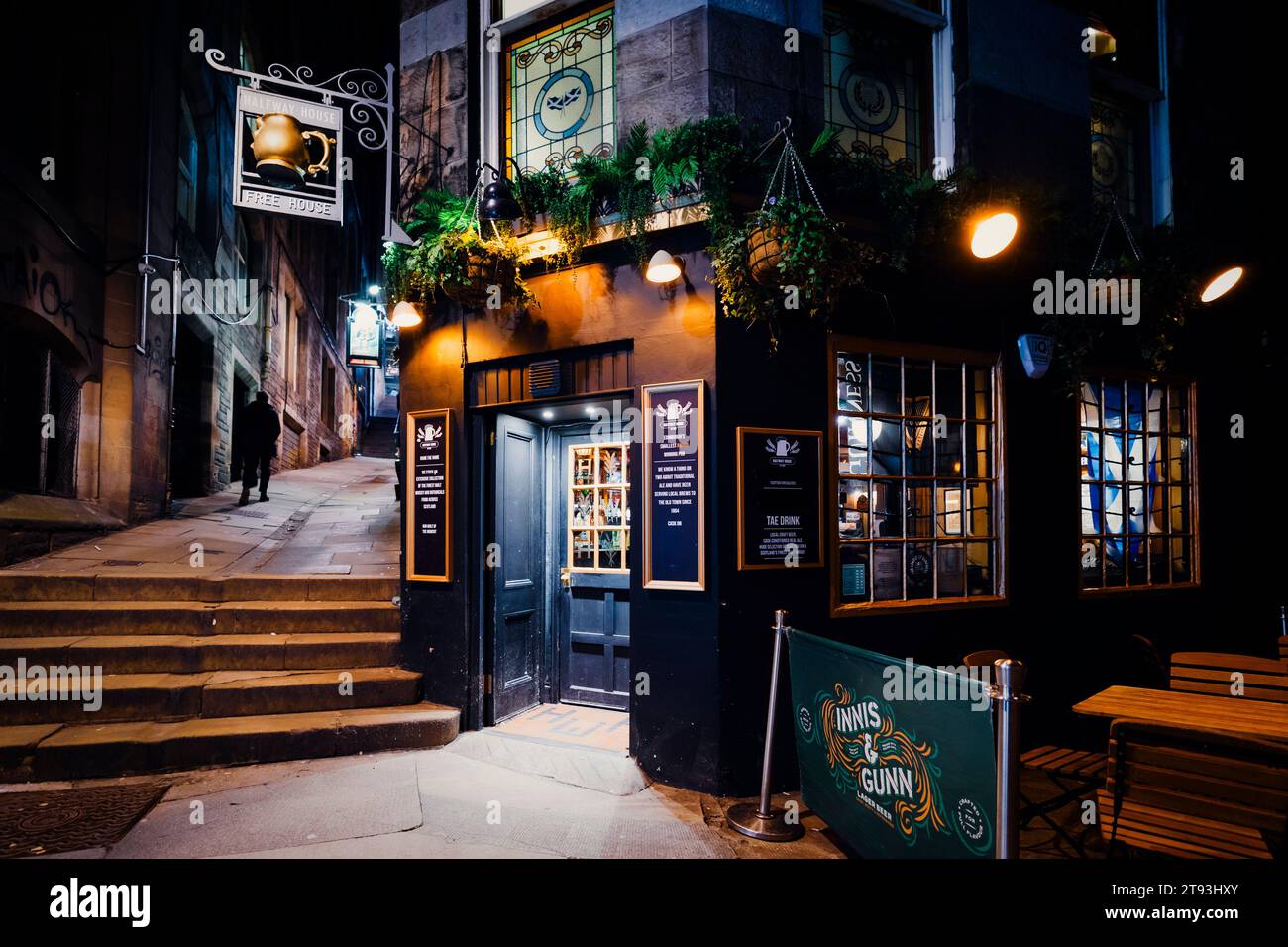 Exterior of The Halfway House bar on Fleshmarket Close alley in Edinburgh Old Town, Scotland, UK Stock Photo