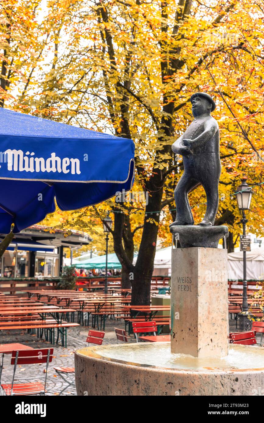 Weiss Ferdl Statue Stands alone in the Rain, Viktualienmarkt, Munich, Germany Stock Photo