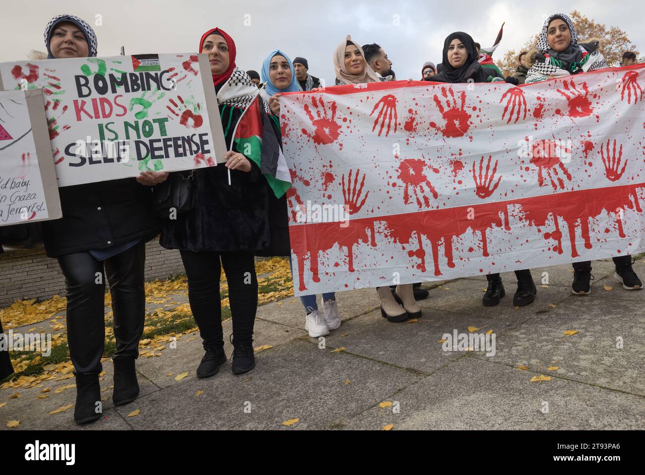 Berlin, Deutschland, DEU - Pro-palaestinensische Großdemonstration 18.11.2023, Berlin, Deutschland, DEU - Pro-palaestinensische Großdemonstration. Frauen halten ein Banner auf dem blutigen Hände abgebildet sind. Palaestinenser sowie politische Gruppierungen demonstrieren fuer Frieden im Nahen Osten und einen sofortigen Waffenstillstand. Berlin Berlin Deutschland *** Berlin, Germany, DEU Pro Palestinian mass demonstration 18 11 2023, Berlin, Germany, DEU Pro Palestinian mass demonstration Women holding a banner with bloody hands Palestinians and political groups demonstrate for peace in the Mid Stock Photo