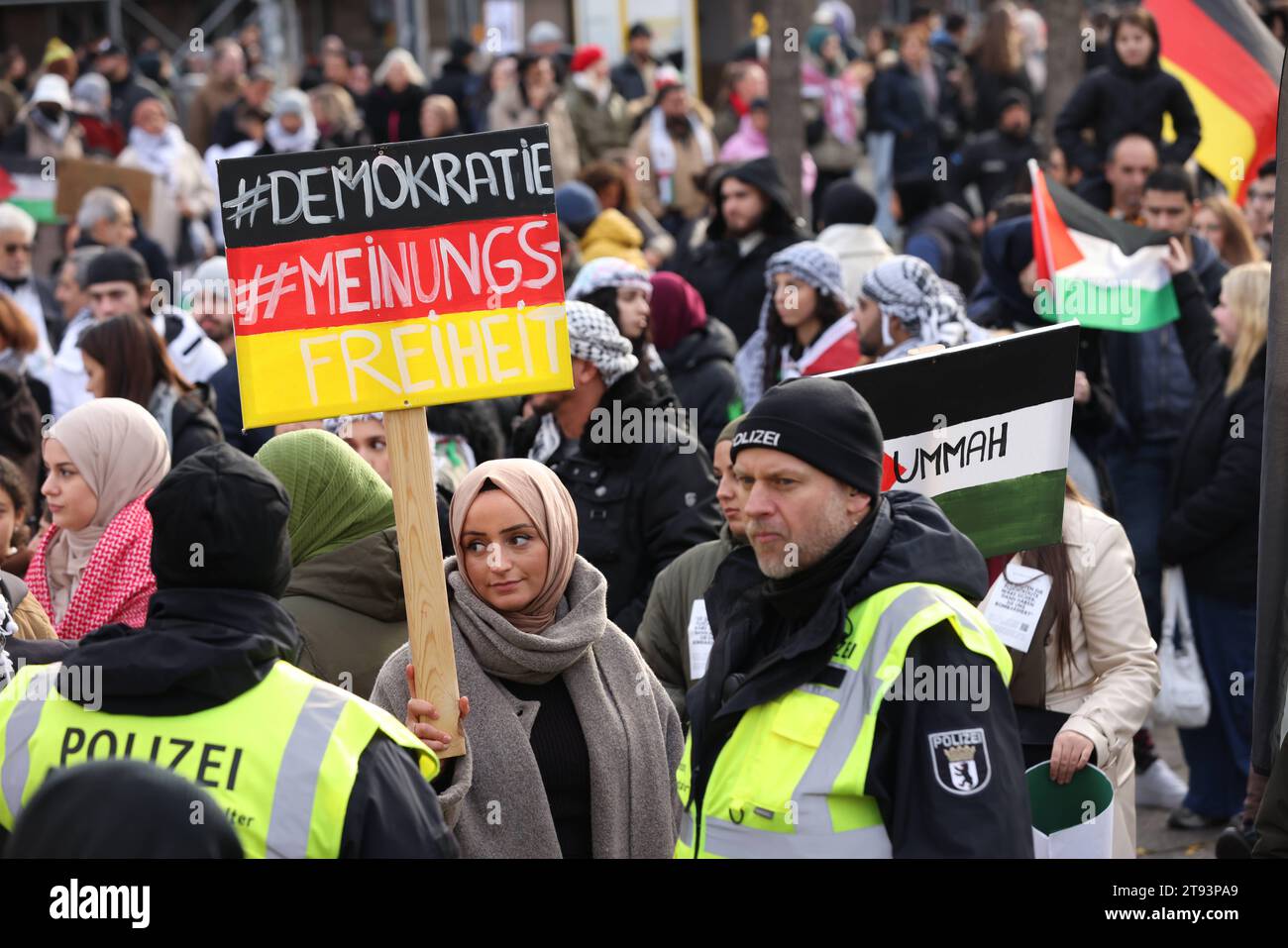 Berlin, Deutschland, DEU - Pro-palaestinensische Großdemonstration 18.11.2023, Berlin, Deutschland, DEU - Pro-palaestinensische Großdemonstration. Demonstrantin mit einem Plakat mit der Aufschrift: Demokratie Meinungsfreiheit. Palaestinenser sowie politische Gruppierungen demonstrieren fuer Frieden im Nahen Osten und einen sofortigen Waffenstillstand. Berlin Berlin Deutschland *** Berlin, Germany, DEU Pro Palestinian large-scale demonstration 18 11 2023, Berlin, Germany, DEU Pro Palestinian large-scale demonstration Demonstrator with a placard reading Democracy Freedom of expression Palestinia Stock Photo