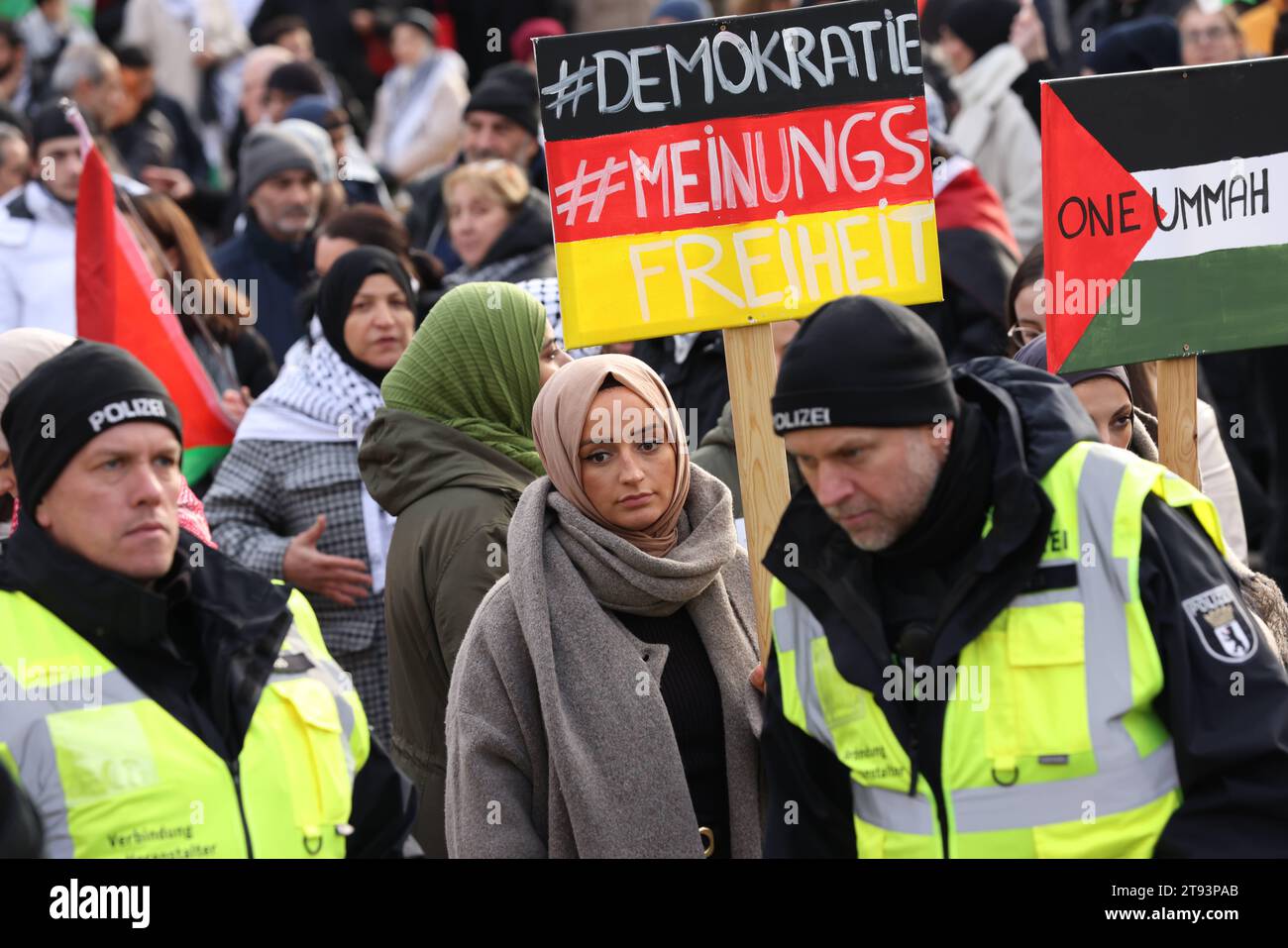 Berlin, Deutschland, DEU - Pro-palaestinensische Großdemonstration 18.11.2023, Berlin, Deutschland, DEU - Pro-palaestinensische Großdemonstration. Demonstrantin mit einem Plakat mit der Aufschrift: Demokratie Meinungsfreiheit. Palaestinenser sowie politische Gruppierungen demonstrieren fuer Frieden im Nahen Osten und einen sofortigen Waffenstillstand. Berlin Berlin Deutschland *** Berlin, Germany, DEU Pro Palestinian large-scale demonstration 18 11 2023, Berlin, Germany, DEU Pro Palestinian large-scale demonstration Demonstrator with a placard reading Democracy Freedom of expression Palestinia Stock Photo