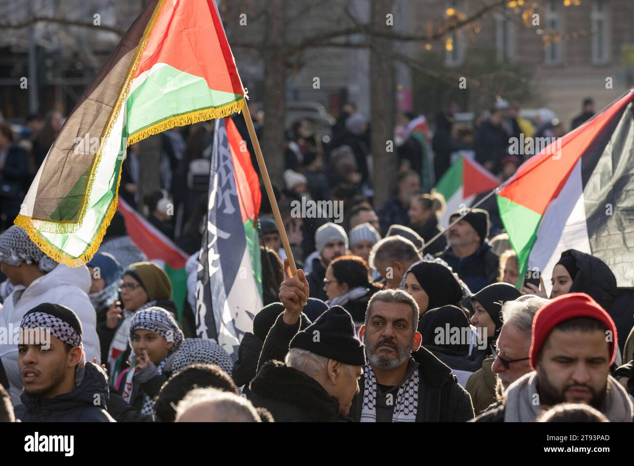 Berlin, Deutschland, DEU - Pro-palaestinensische Großdemonstration 18.11.2023, Berlin, Deutschland, DEU - Pro-palaestinensische Großdemonstration. Palaestinenser sowie politische Gruppierungen demonstrieren fuer Frieden im Nahen Osten und einen sofortigen Waffenstillstand. Berlin Berlin Deutschland *** Berlin, Germany, DEU Pro Palestinian large-scale demonstration 18 11 2023, Berlin, Germany, DEU Pro Palestinian large-scale demonstration Palestinians and political groups demonstrate for peace in the Middle East and an immediate ceasefire Berlin Berlin Germany Stock Photo