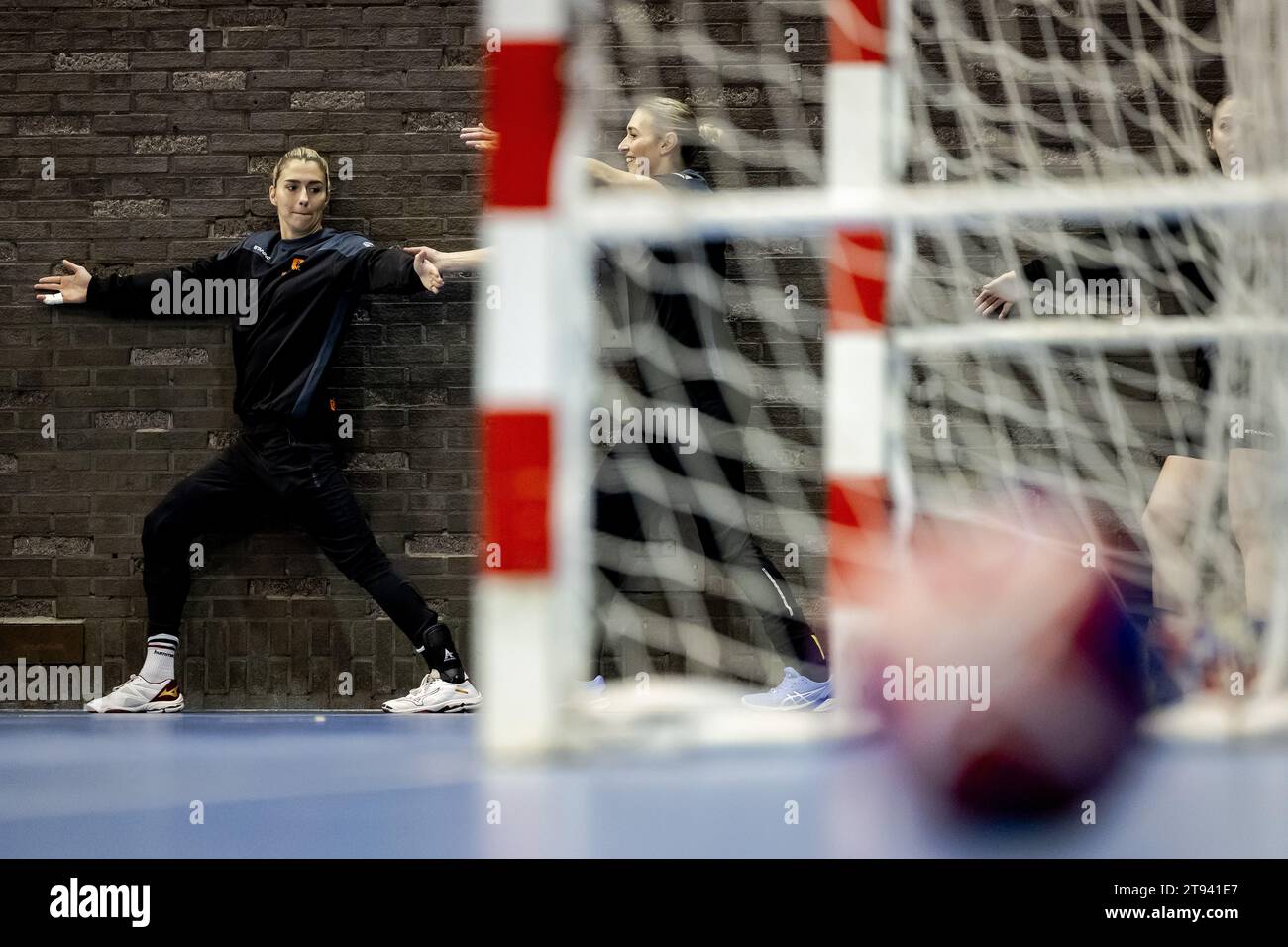 ARNHEM - Estavana Polman and Lois Abbingh during the training of the women's handball team for the World Cup. The World Cup is held in Denmark, Norway and Sweden. ANP ROBIN VAN LONKHUIJSEN Stock Photo