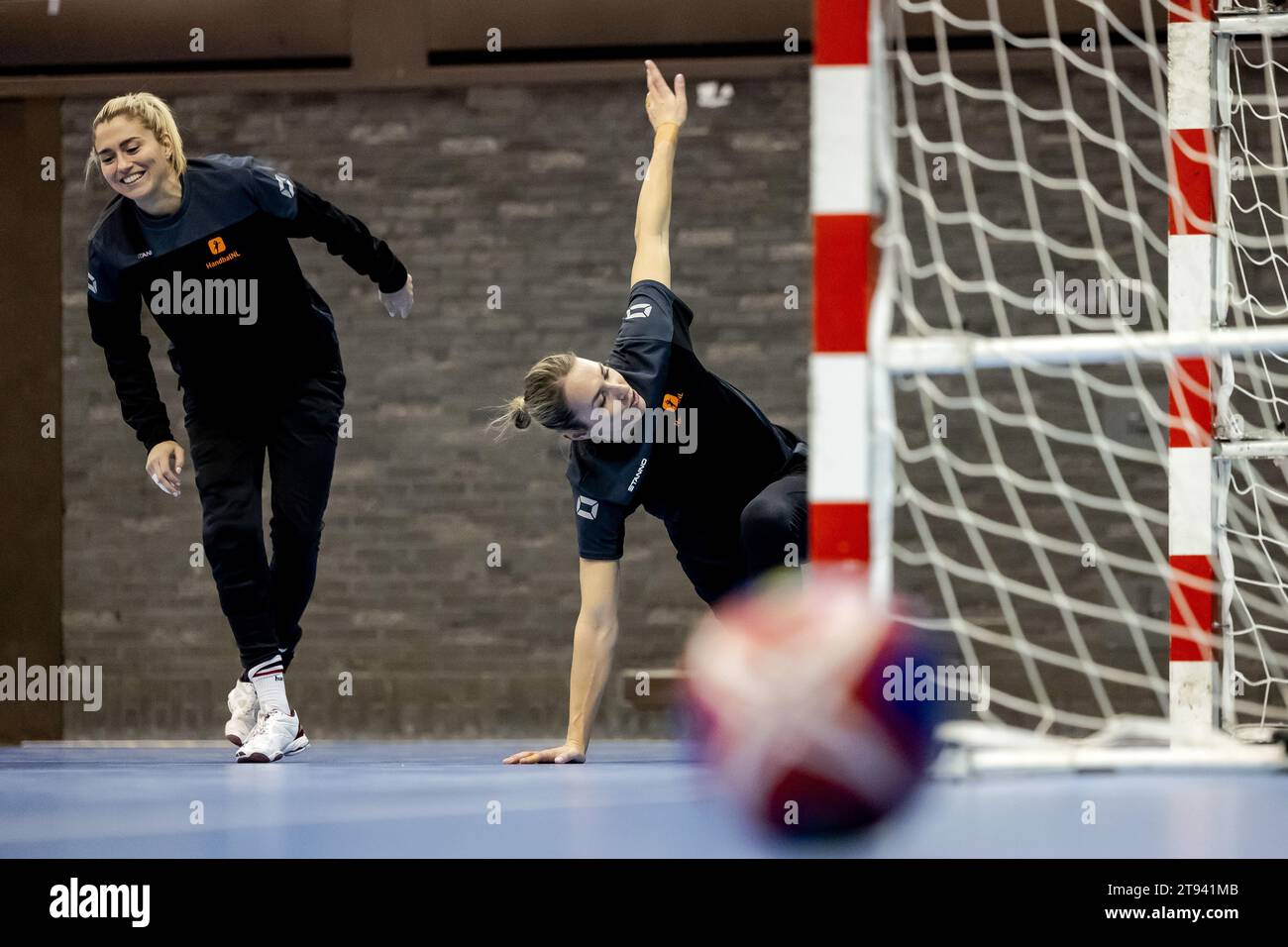 ARNHEM - Estavana Polman and Lois Abbingh during the training of the women's handball team for the World Cup. The World Cup is held in Denmark, Norway and Sweden. ANP ROBIN VAN LONKHUIJSEN Stock Photo