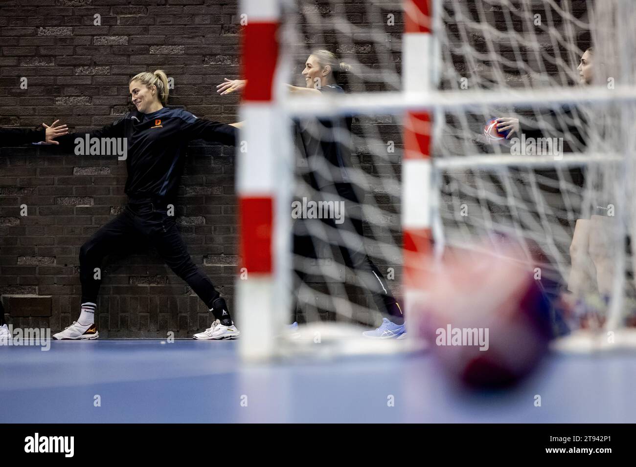 ARNHEM - Estavana Polman and Lois Abbingh during the training of the women's handball team for the World Cup. The World Cup is held in Denmark, Norway and Sweden. ANP ROBIN VAN LONKHUIJSEN netherlands out - belgium out Stock Photo