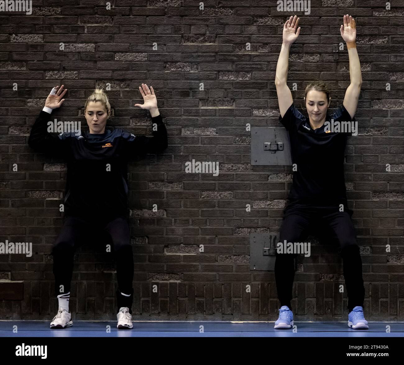 ARNHEM - Estavana Polman and Lois Abbingh during the training of the women's handball team for the World Cup. The World Cup is held in Denmark, Norway and Sweden. ANP ROBIN VAN LONKHUIJSEN Stock Photo