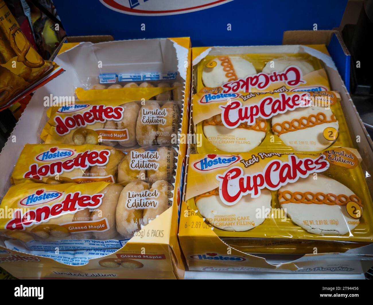 Boxes of tasty Autumn themed Hostess brand cupcakes and “Donettes” in a convenience store in New York on Wednesday, November 15, 2023. (© Richard B. Levine) Stock Photo