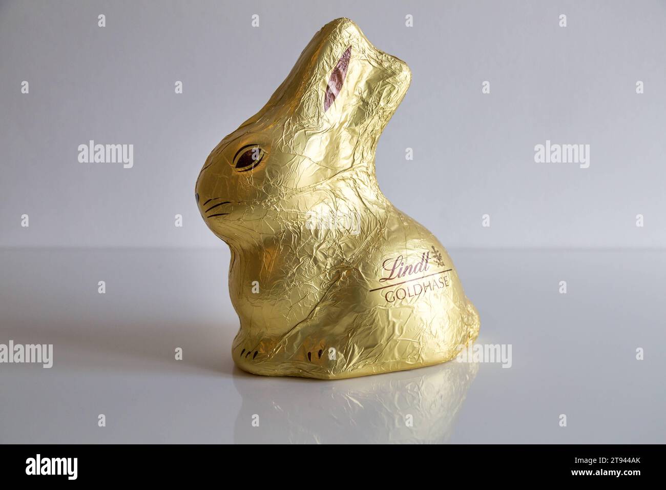 Osterschokohase von Lindt *** Easter chocolate bunny from Lindt Credit: Imago/Alamy Live News Stock Photo